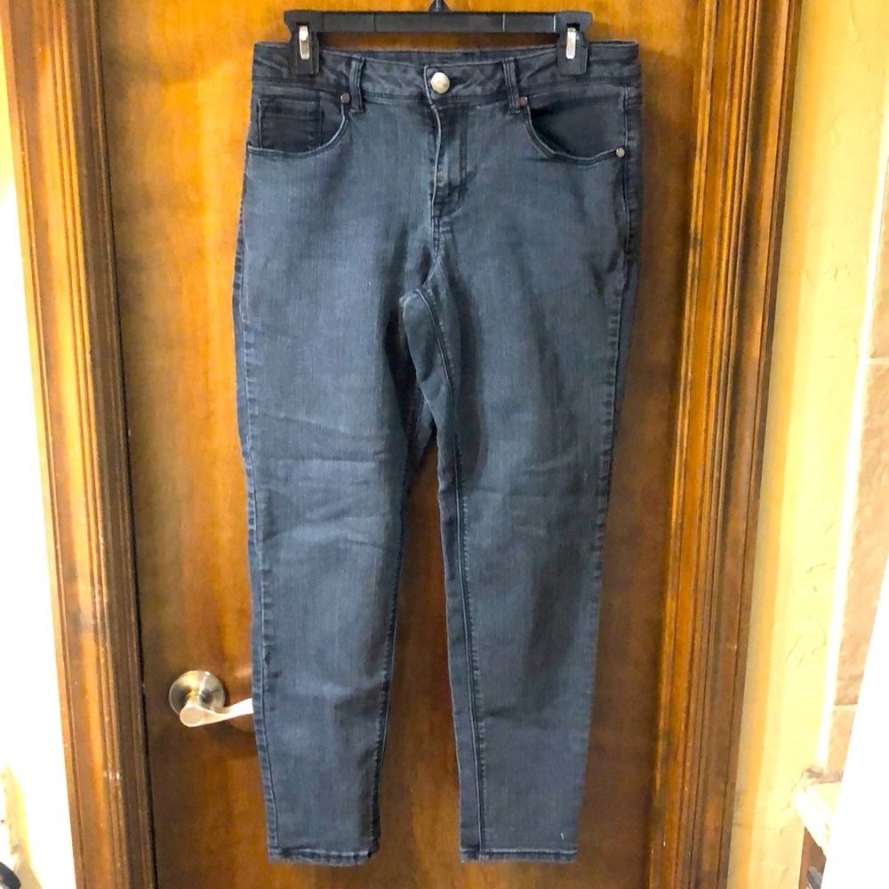 Black cropped jeans